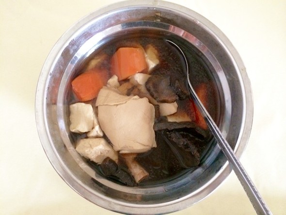 是日靓汤:生地麦冬豆腐汤.