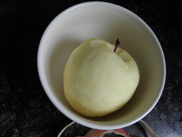 据说打了蜡的苹果太多了,都不敢吃苹果皮了