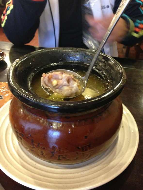 猪手黄豆煨汤