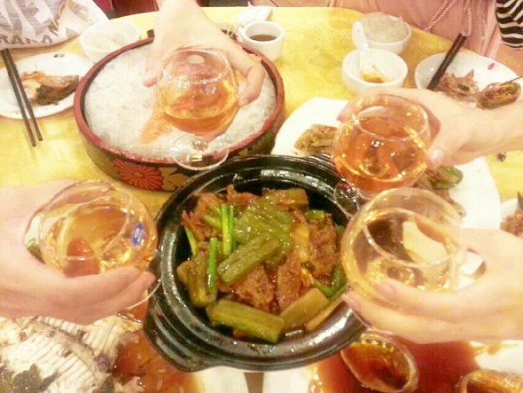 干了这杯友谊的酒