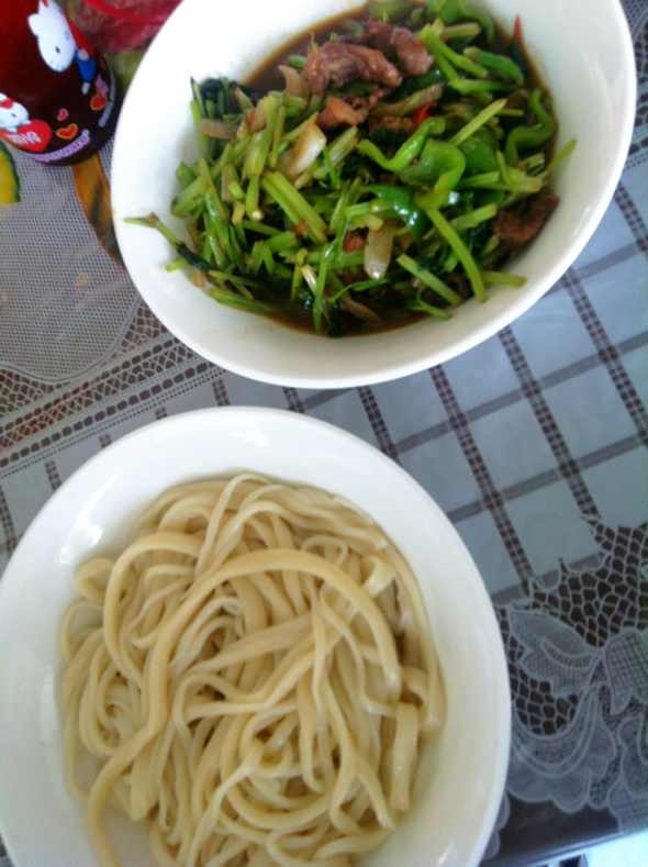 毛芹菜肉拌面