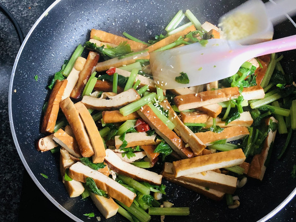 芹菜炒香干