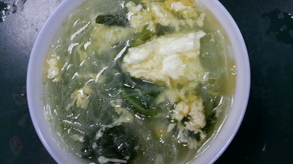 菠菜鸡蛋粉丝汤