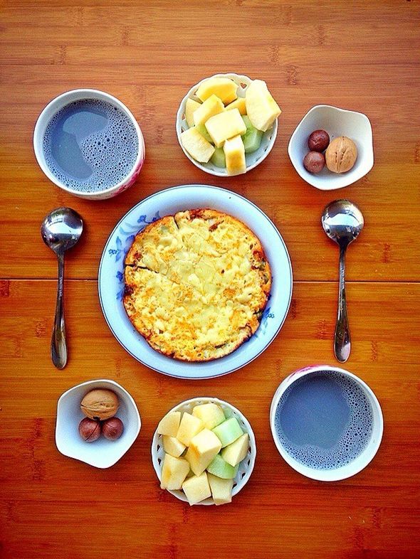 豆浆,芝士饭团+蛋皮包榨菜+黑加仑酸奶,黄瓜炒