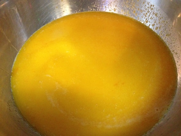 加大豆油搅拌后的胡萝卜汁